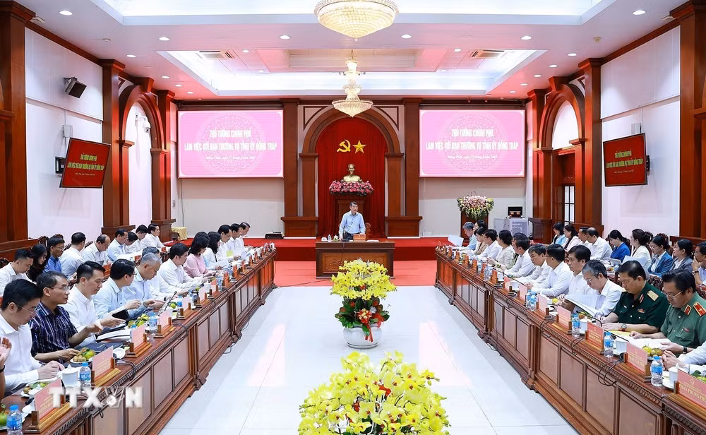 ttxvn-thu-tuong-le-minh-hung-lam-viec-voi-ban-thuong-vu-tinh-uy-dong-thap-27-2.jpg