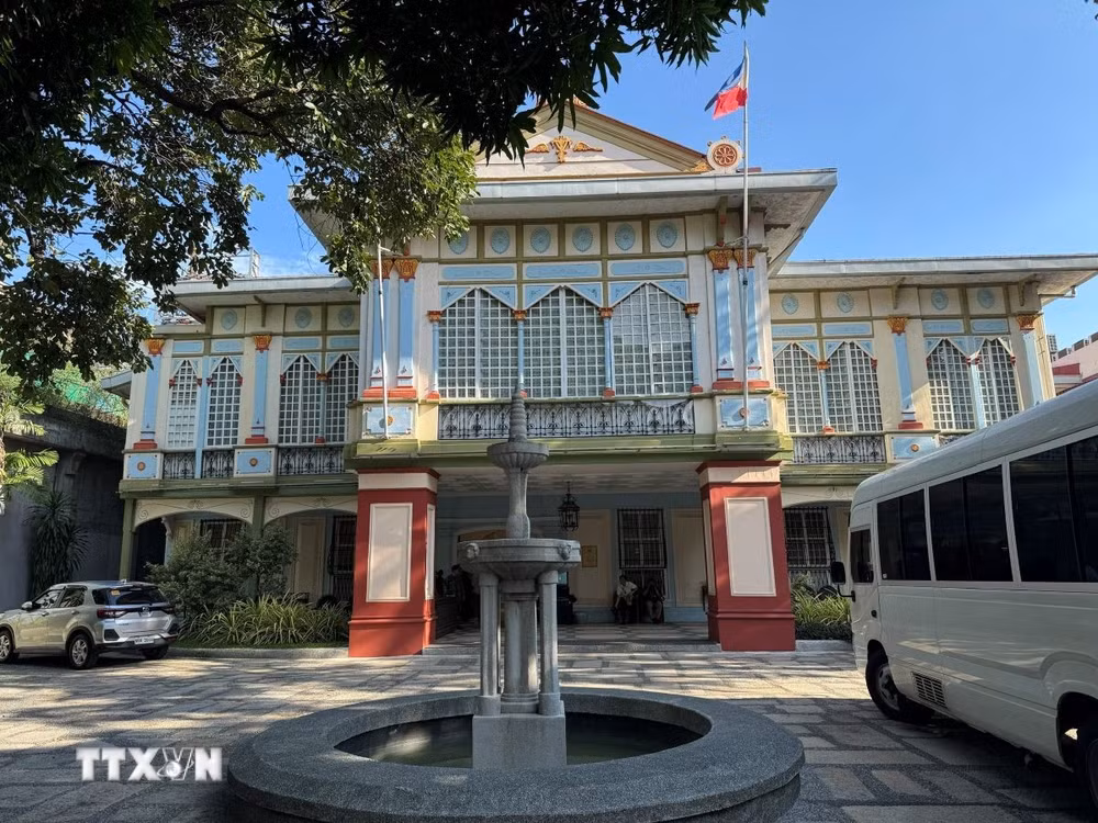 ttxvn-bao-tang-tong-thong-nhung-cau-chuyen-phia-sau-quyen-luc-o-philippines-1208-1.jpg