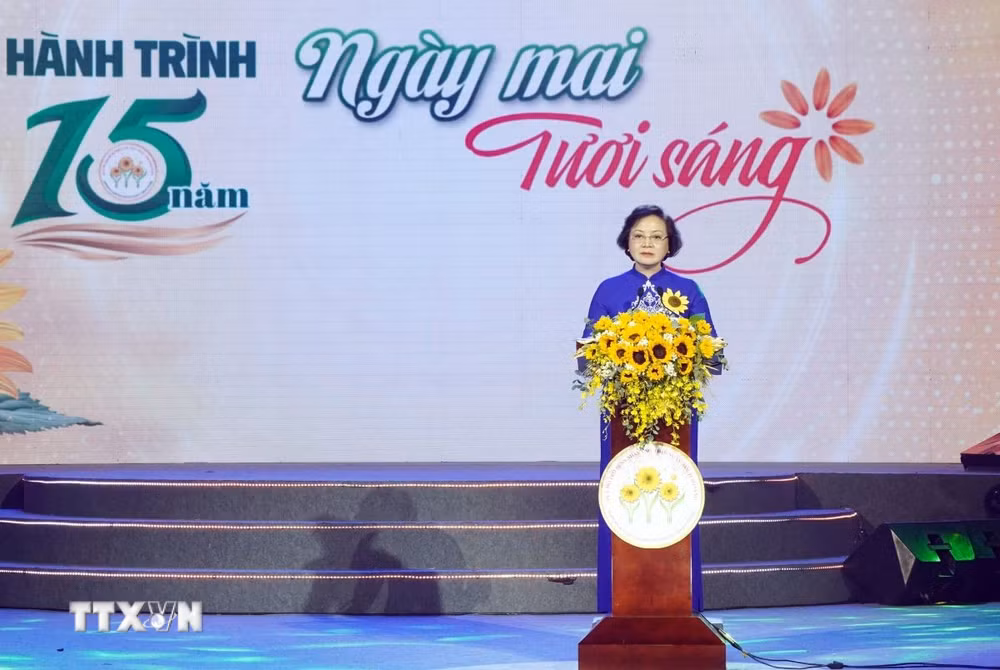 ttxvn-chuong-trinh-nghe-thuat-gay-quy-ho-tro-benh-nhan-ung-thu-ngheo-ngay-mai-tuoi-sang-2305.jpg