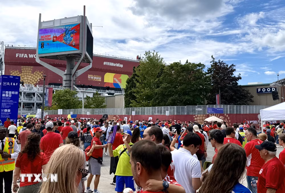 ttxvn-world-cup-2026-sac-mau-van-hoa-ngoai-san-van-dong-bmo-field-cua-toronto-1306-2.jpg