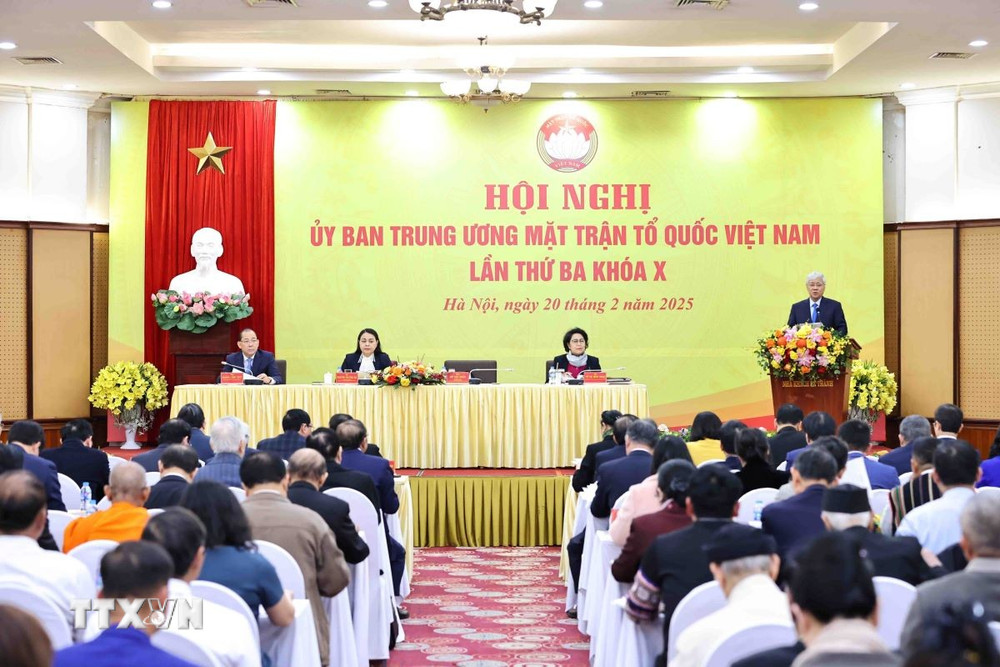 ttxvn-hoi-nghi-uy-ban-trung-uong-mat-tran-to-quoc-viet-nam-lan-thu-ba-khoa-x-2002.jpg