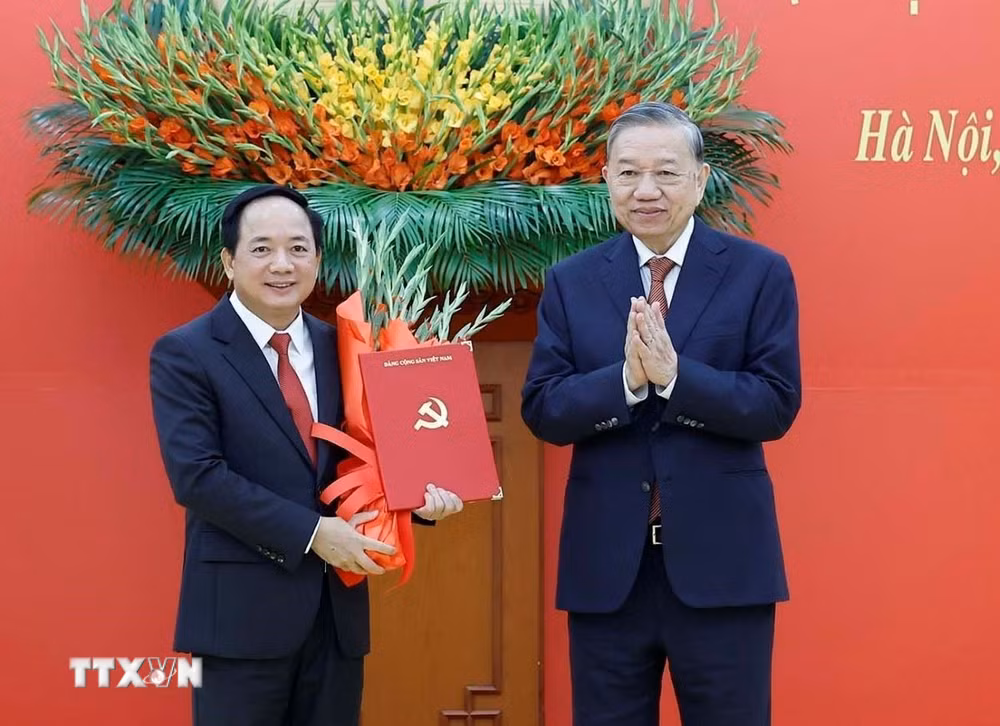 ttxvn-dong-chi-trinh-van-quyet-giu-chuc-truong-ban-tuyen-giao-va-dan-van-trung-uong-04-2.jpg