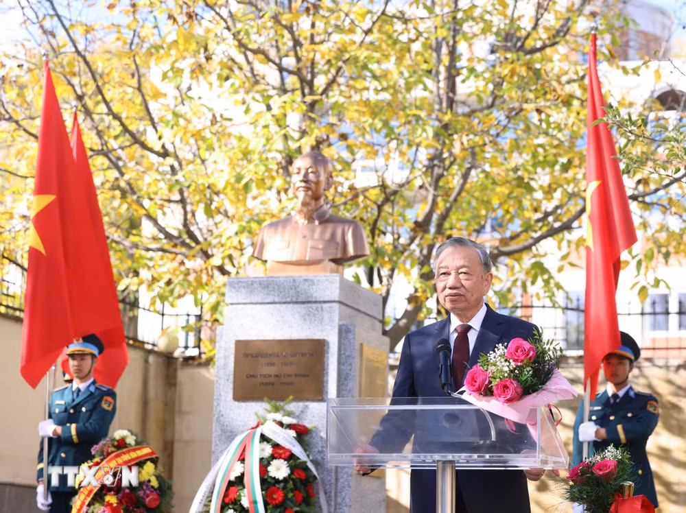 ttxvn-tong-bi-thu-du-le-khanh-thanh-tuong-dai-chu-tich-ho-chi-minh-tai-dai-su-quan-viet-nam-o-bulgaria-3.jpg