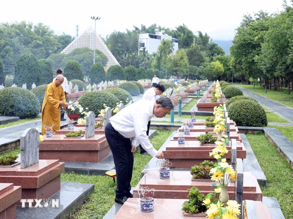 ttxvn-tong-bi-thu-to-lam-tuong-niem-anh-hung-liet-si-tai-nghia-trang-liet-si-quoc-gia-a1-o-dien-bien-27-7.jpg