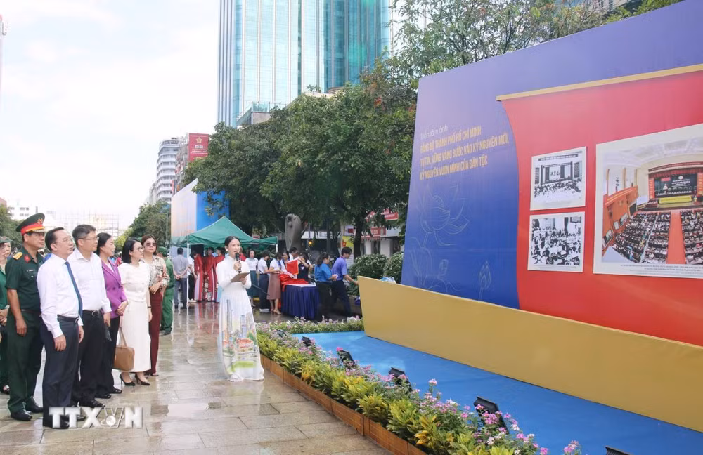 ttxvn-trien-lam-anh-chao-mung-dai-hoi-dai-bieu-dang-bo-tp-ho-chi-minh-0310-2.jpg