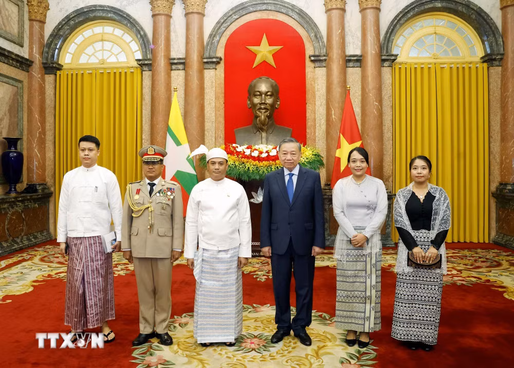 ttxvn-tong-bi-thu-chu-tich-nuoc-to-lam-tiep-dai-su-cac-nuoc-trinh-quoc-thu-0607-18.jpg