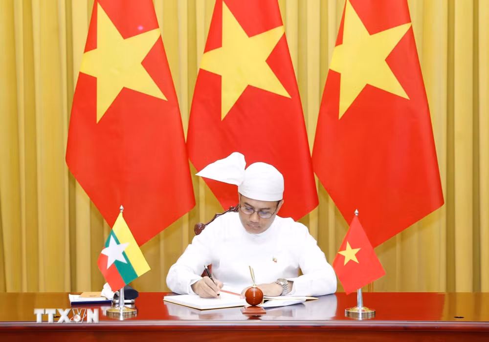 ttxvn-tong-bi-thu-chu-tich-nuoc-to-lam-tiep-dai-su-cac-nuoc-trinh-quoc-thu-0607-19.jpg