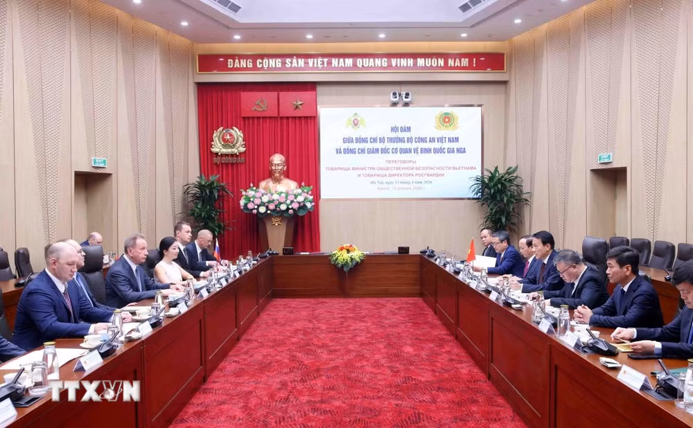 ttxvn-bo-truong-cong-an-hoi-dam-voi-giam-doc-co-quan-ve-binh-quoc-gia-lien-bang-nga-1304-2.jpg