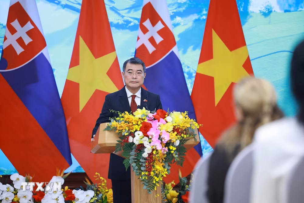 ttxvn-nang-cap-quan-he-viet-nam-slovakia-len-doi-tac-chien-luoc-1304-3.jpg