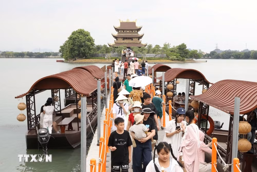 ttxvn-ninh-binh-don-gan-278-trieu-luot-du-khach-dip-nghi-le-8738623.jpg