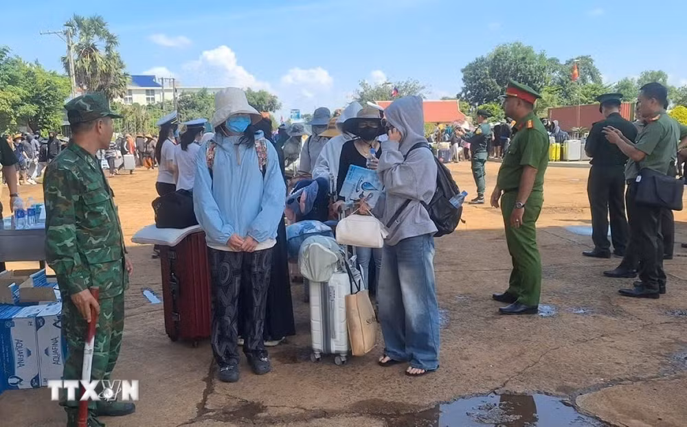 ttxvn-tay-ninh-hoan-tat-thu-tuc-xac-minh-tiep-nhan-353-cong-dan-viet-nam-do-campuchia-trao-tra-1508.jpg