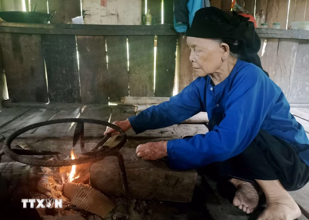 ttxvn-45-nam-nguoi-me-vung-bien-mong-ngong-tim-duoc-con-trai-la-liet-sy-1108-3.jpg