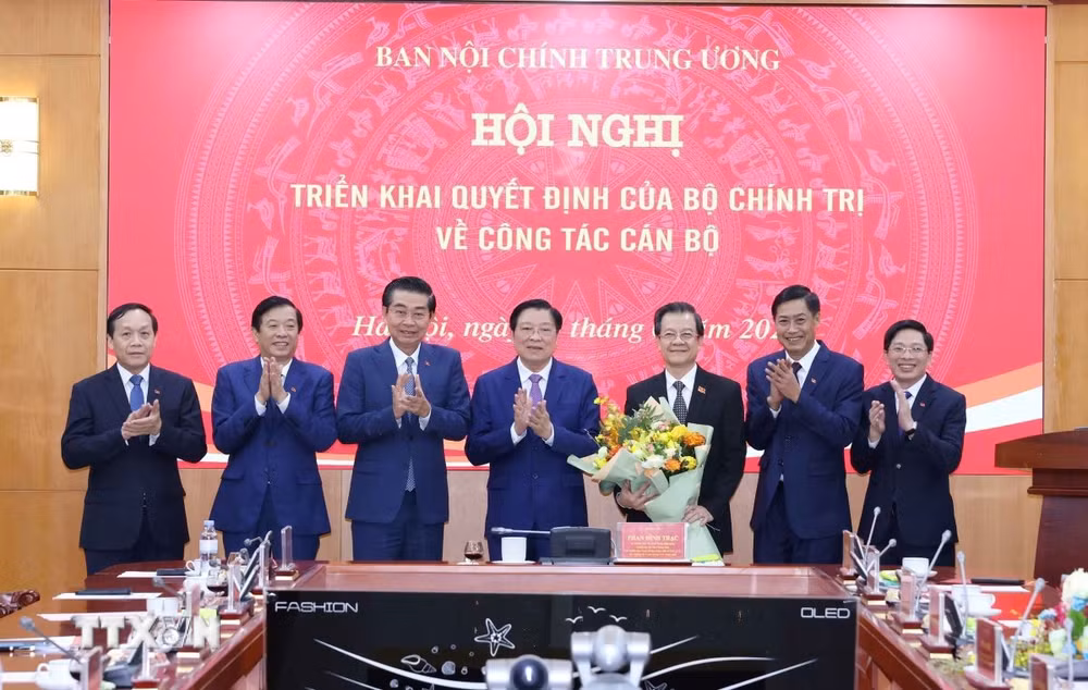 ttxvn-dong-chi-le-hong-quang-giu-chuc-pho-truong-ban-noi-chinh-trung-uong-3006-2.jpg