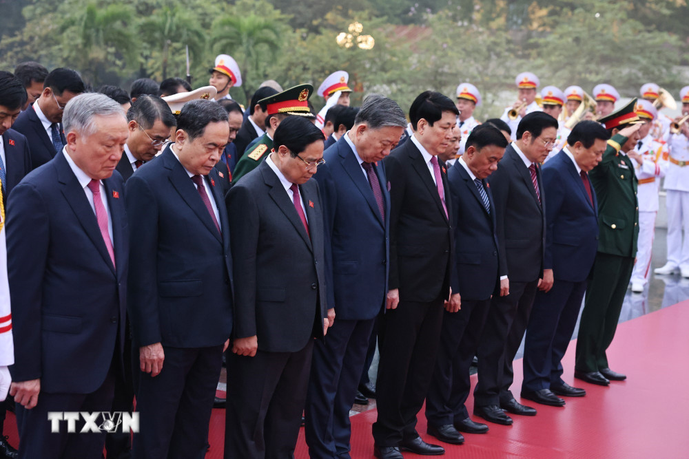 由党中央总书记苏林率领的党和国家领导人代表团前往位于河内巴亭郡北山路的英雄烈士纪念碑敬献花圈。（图片来源：越通社）