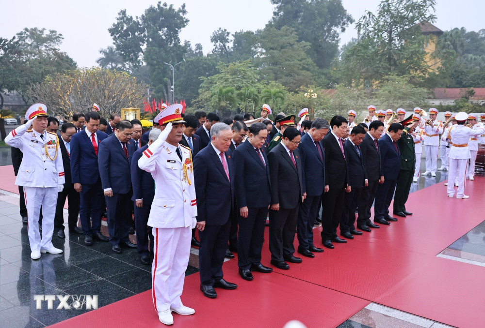 由党中央总书记苏林率领的党和国家领导人代表团前往位于河内巴亭郡北山路的英雄烈士纪念碑敬献花圈。（图片来源：越通社）