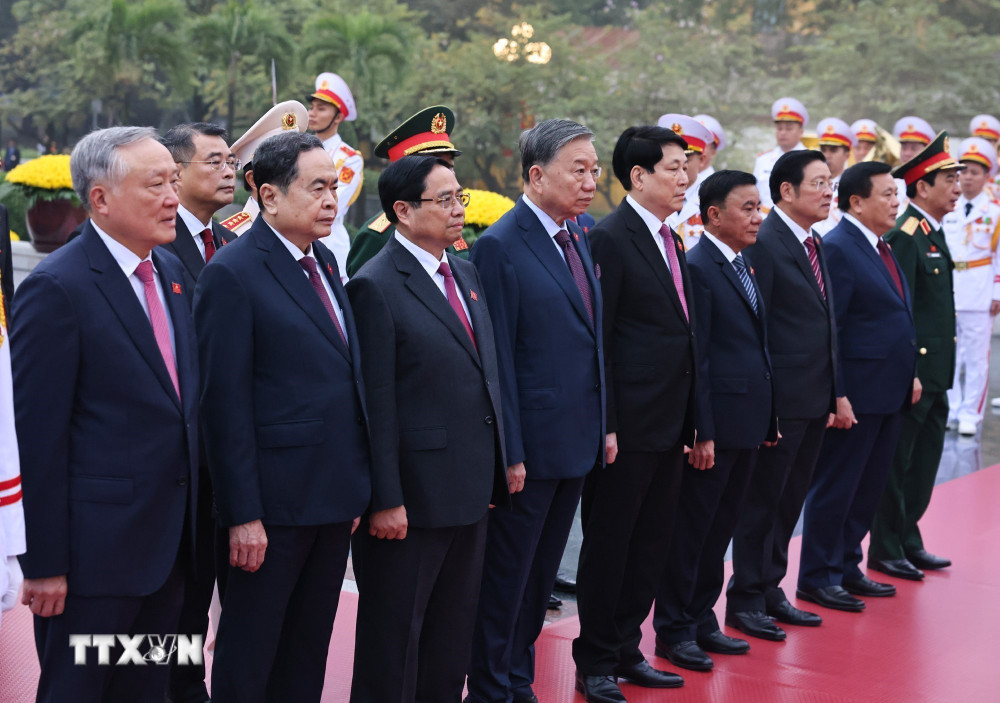 由党中央总书记苏林率领的党和国家领导人代表团前往位于河内巴亭郡北山路的英雄烈士纪念碑敬献花圈。（图片来源：越通社）