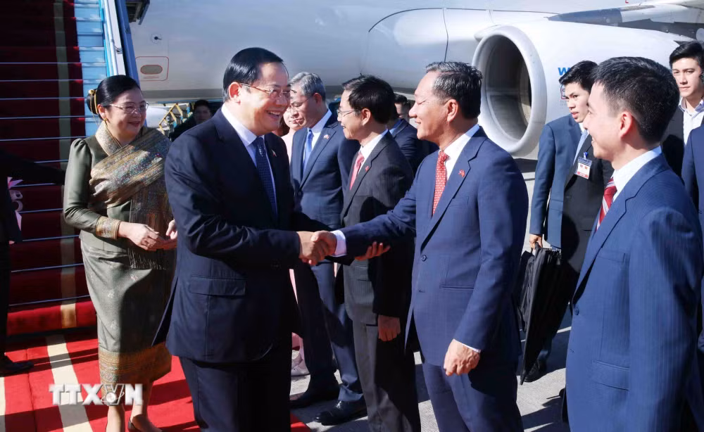 Thủ tướng Lào đến Hà Nội, bắt đầu thăm chính thức Việt Nam và dự AFF 2026- Ảnh 3.