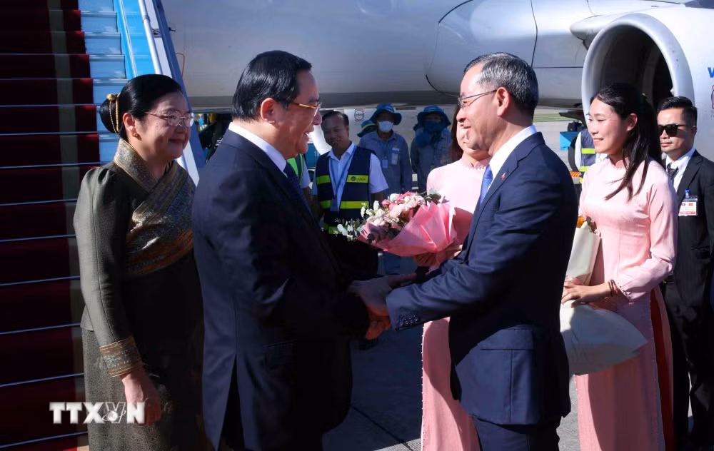 Bộ trưởng Bộ Tài chính Ngô Văn Tuấn đón Thủ tướng Lào Sonexay Siphandone và Phu nhân tại Sân bay quốc tế Nội Bài. Ảnh: Phạm Kiên/TTXVN