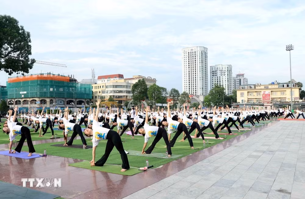 ttxvn-thai-nguyen-lan-toa-loi-song-khoe-manh-tu-ngay-quoc-te-yoga-2026-0706-2.jpg