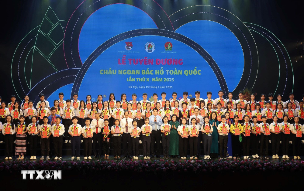Chủ tịch nước Lương Cường với các đại biểu Cháu ngoan Bác Hồ được tuyên dương. (Ảnh: Lâm Khánh/TTXVN) ttxvn-chu-tich-nuoc-luong-cuong-du-le-tuyen-duong-chau-ngoan-bac-ho-toan-quoc-lan-thu-x-nam-2025-11.jpg