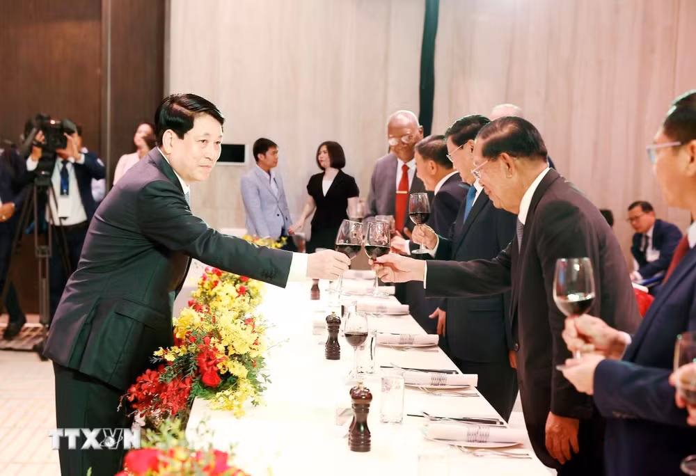 ttxvn-chu-tich-nuoc-luong-cuong-chieu-dai-cac-doan-khach-quoc-te-2904-2.jpg