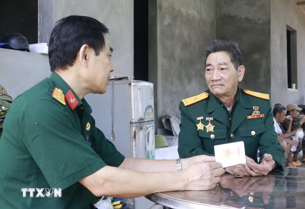ttxvn-50-nam-thong-nhat-dat-nuoc-ky-uc-hao-hung-ngay-thong-nhat-non-song-3004-2.jpg