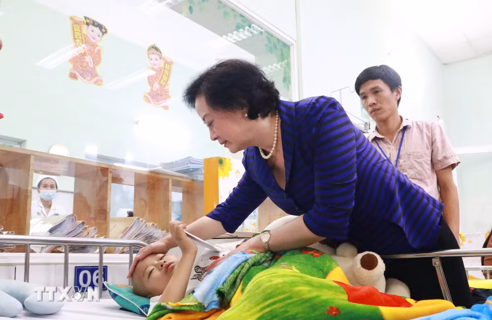 ttxvn-pho-thu-tuong-pham-thi-thanh-tra-tham-tang-qua-cho-benh-nhi-tai-thanh-pho-ho-chi-minh-2305.jpg