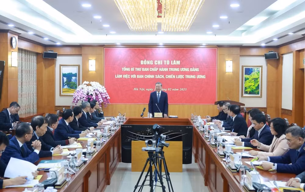 tong-bi-thu-to-lam-ban-chinh-sach-chien-luoc-trung-uong-2802-2.jpg