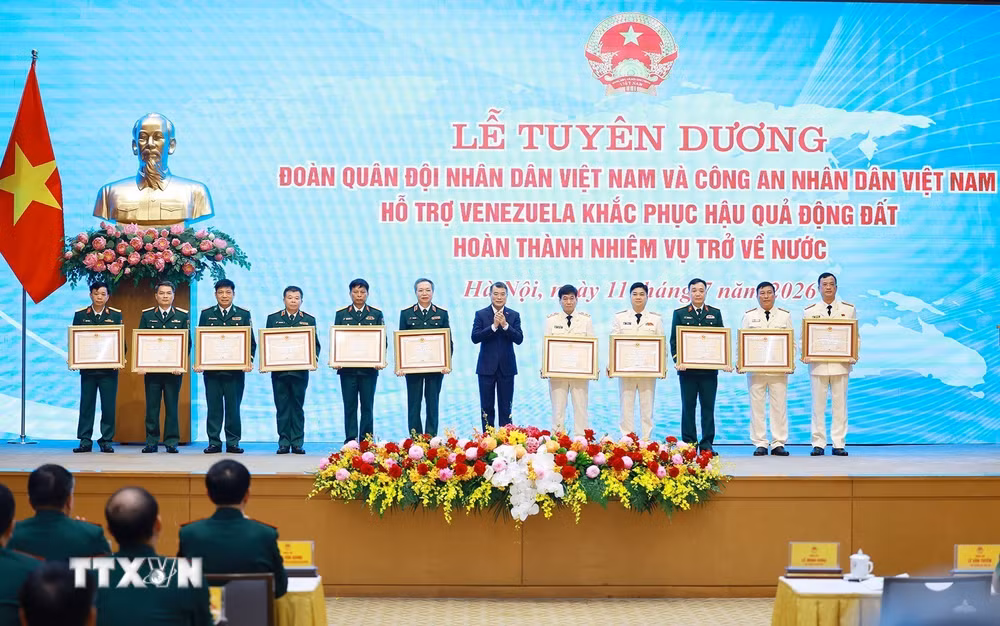 ttxvn-thu-tuong-du-le-tuyen-duong-doan-cong-tac-ho-tro-venezuela-khac-phuc-hau-qua-dong-dat-1107-12.jpg