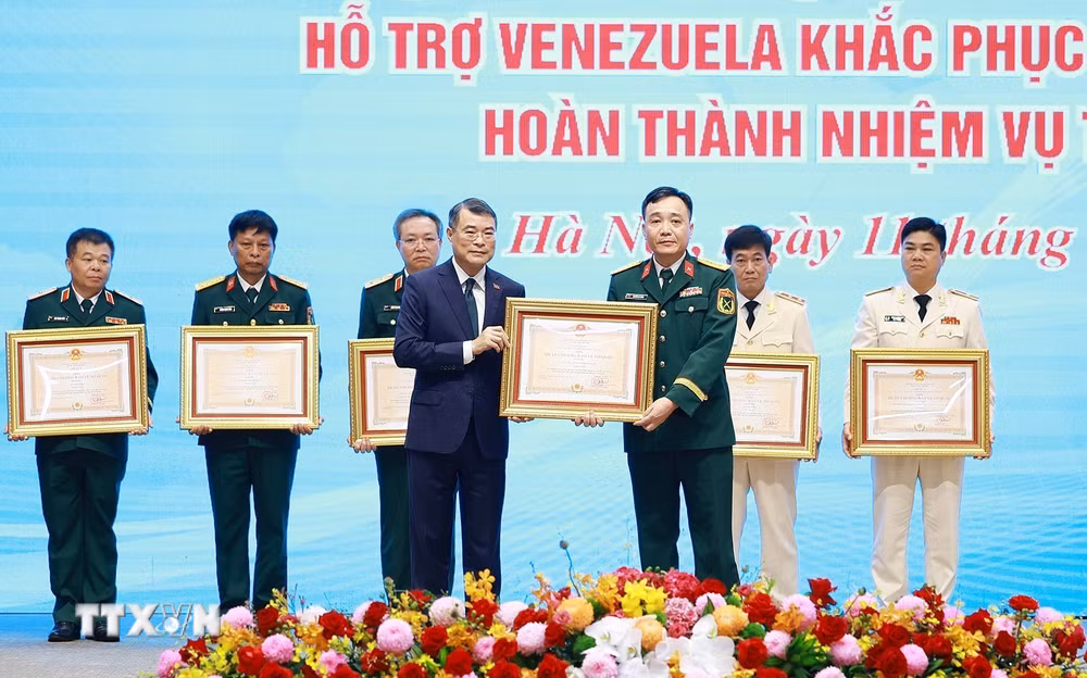ttxvn-thu-tuong-du-le-tuyen-duong-doan-cong-tac-ho-tro-venezuela-khac-phuc-hau-qua-dong-dat-1107-10.jpg