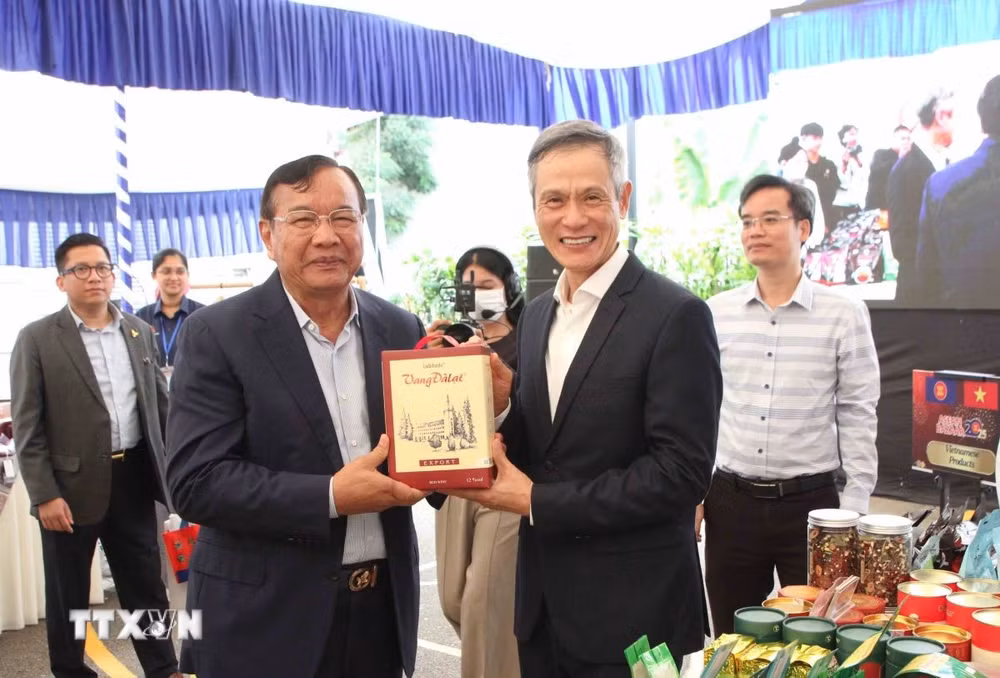 ttxvn-hoi-cho-van-hoa-va-am-thuc-bazaar-asean-nam-2025-tai-campuchia-1309-2.jpg