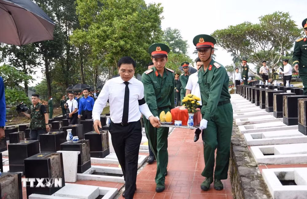 ttxvn-le-truy-dieu-an-tang-63-hai-cot-liet-si-tai-dong-nai-1107-2.jpg
