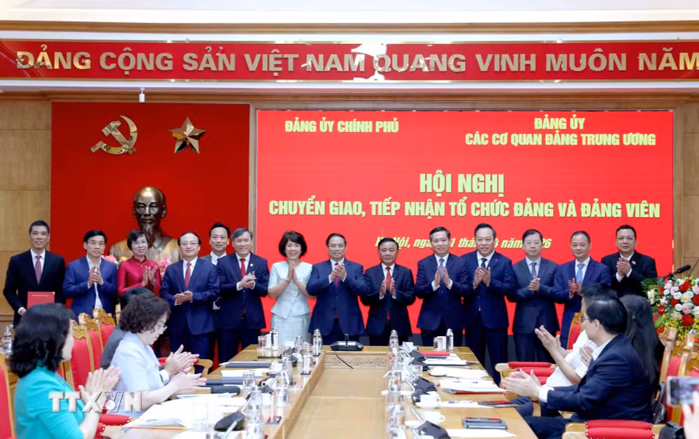 ttxvn-hoi-nghi-chuyen-giao-tiep-nhan-to-chuc-dang-va-dang-vien-giua-dang-uy-chinh-phu-va-dang-uy-cac-co-quan-dang-trung-uong-01-3.jpg