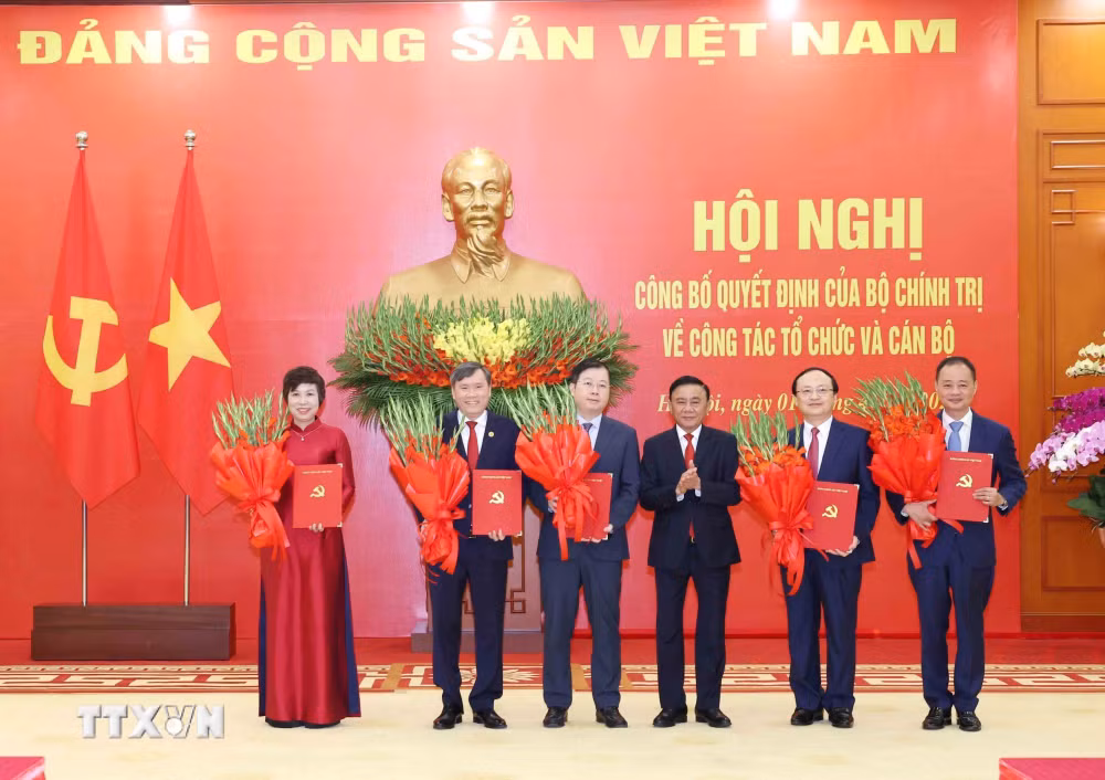 ttxvn-hoi-nghi-cong-bo-quyet-dinh-cua-bo-chinh-tri-ve-cong-tac-to-chuc-va-can-bo-01-1.jpg