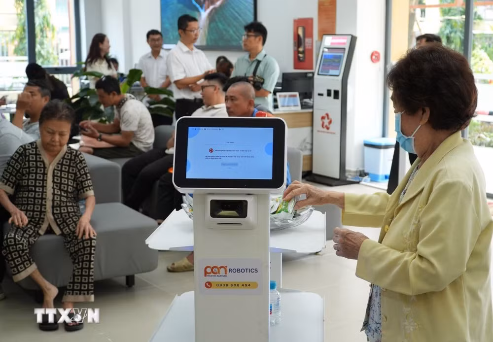 ttxvn-tp-ho-chi-minh-robot-tham-gia-ho-tro-cong-tac-hanh-chinh-cong-0108-2.jpg