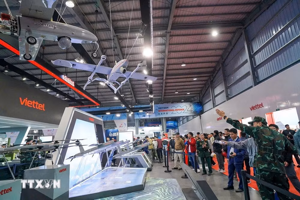 ttxvn-nguoi-dan-hao-hung-voi-trien-lam-quoc-phong-quoc-te-viet-nam-2024-2212.jpg