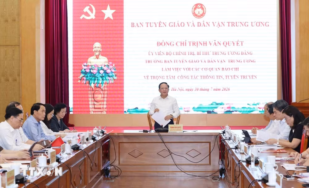 ttxvn-truong-ban-tuyen-giao-va-dan-van-trung-uong-trinh-van-quyet-lam-viec-voi-cac-co-quan-bao-chi-3007-2.jpg