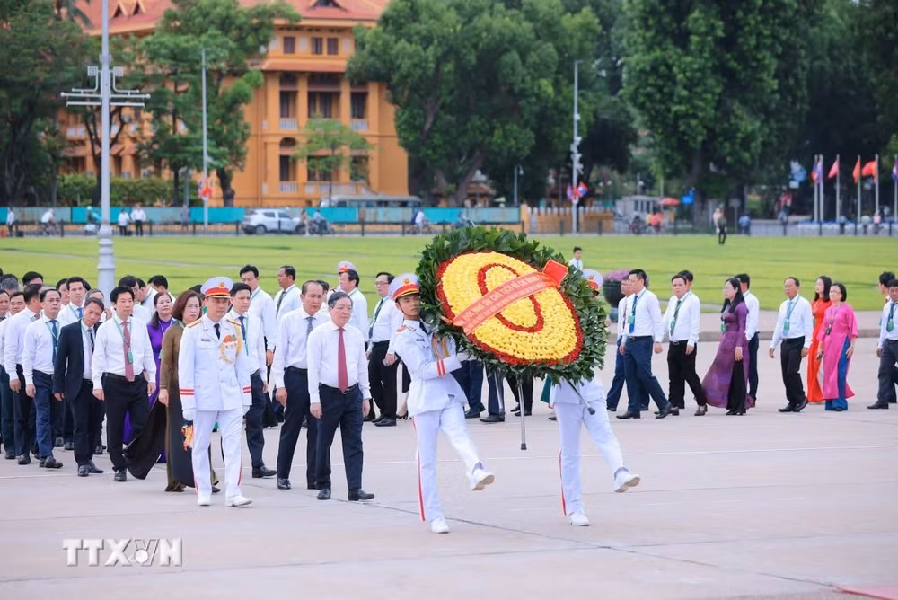 ttxvn-dai-bieu-du-dai-hoi-dai-bieu-toan-quoc-hoi-nong-dan-viet-nam-lan-thu-ix-vao-lang-vieng-chu-tich-ho-chi-minh-0706.jpg