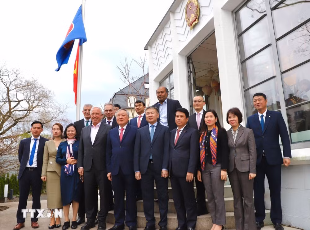 ttxvn-pho-thu-tuong-thuong-truc-nguyen-hoa-binh-tham-bang-hessen-duc-2603-3.jpg