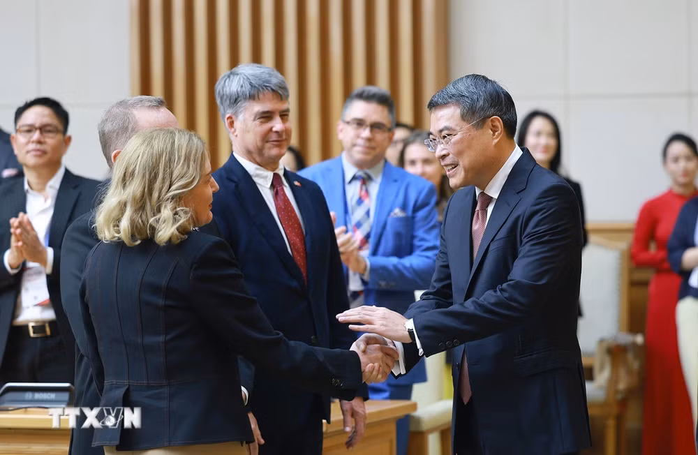 Thủ tướng làm việc với Đoàn doanh nghiệp cấp cao Hội đồng Kinh doanh Hoa Kỳ - ASEAN ttxvn-thu-tuong-le-minh-hung-lam-viec-voi-doan-doanh-nghiep-cap-cao-hoi-dong-kinh-doanh-hoa-ky-asean-1604-8.jpg