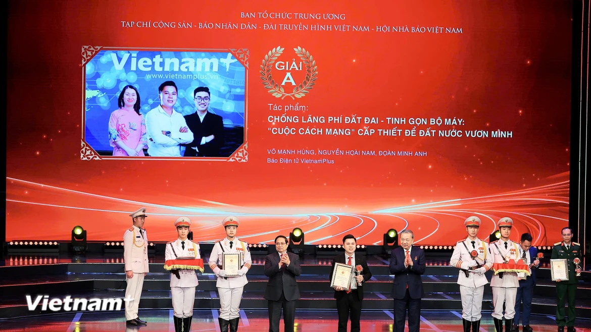 Tập thể tác giả vinh dự nhận giải A, Giải thưởng Búa liềm Vàng năm 2025. (Ảnh: Hoài Nam/Vietnam+)
