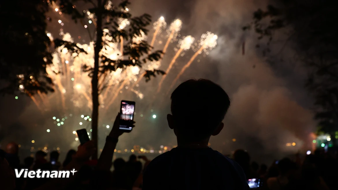 Lắng đọng trong khoảnh khắc bắn pháo hoa chào năm mới 2026