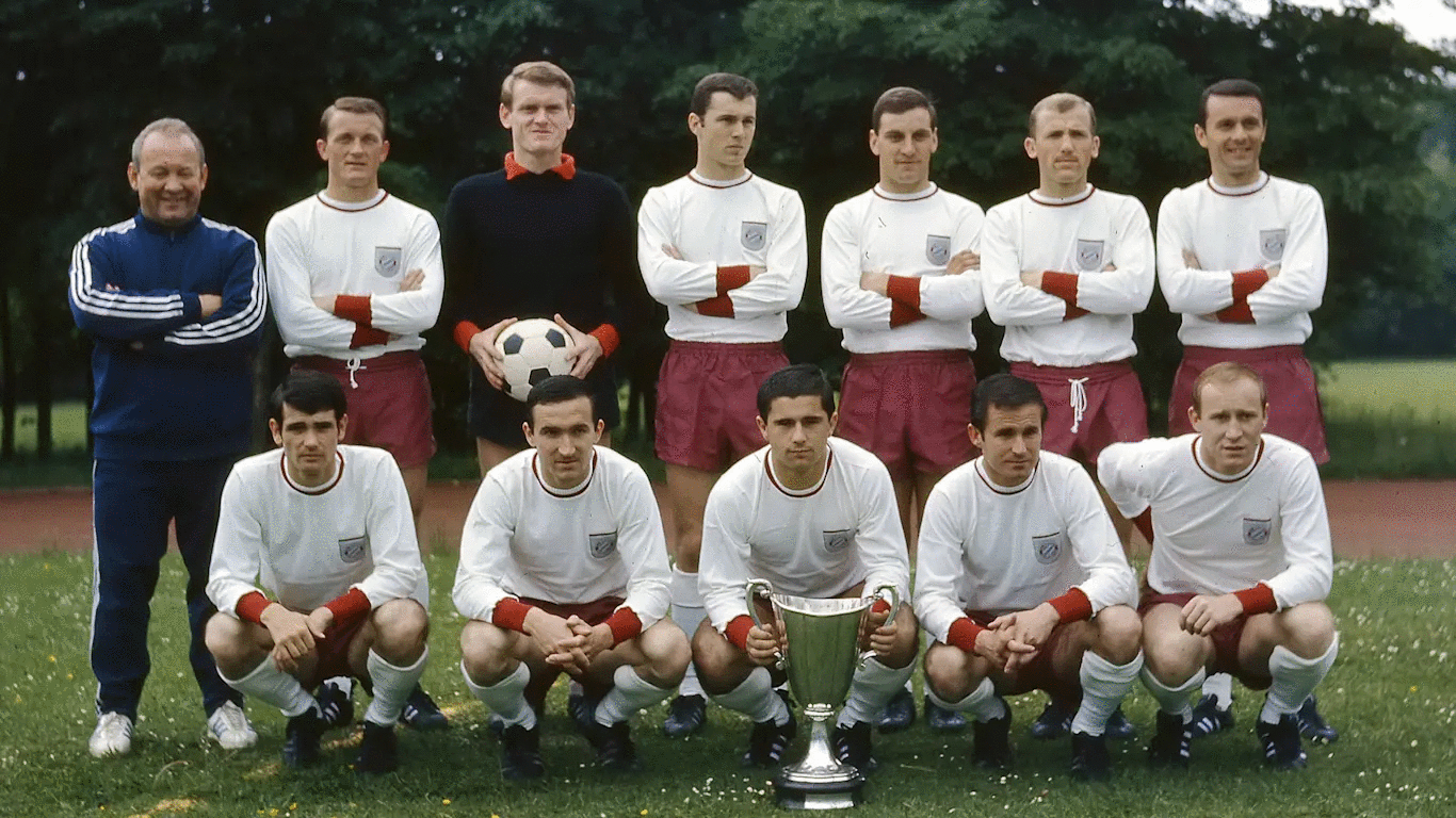Sepp Maier, Franz Beckenbauer và huấn luyện viên Cajkovski lần đầu đoạt Cup C2 châu Âu 1967. (Nguồn: Fcb.com) Bayern München 121 năm: Những dấu ấn đáng nhớ nhất qua năm tháng ảnh 1