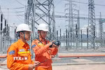 Cán bộ ngành điện giám sát trạm biến áp. (Ảnh: Trần Việt/TTXVN)