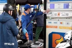 Khách hàng mua bán xăng, dầu tại một điểm kinh doanh xăng dầu của Petrolimex trên địa bàn Hà Nội. (Ảnh: Trần Việt/TTXVN)
