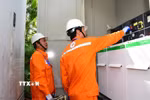 Công nhân EVNHANOI kiểm tra hệ thống điện. (Ảnh: Quốc Lũy/TTXVN)