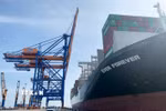 Tàu nước ngoài chuẩn bị cập cảng Gemalink. (Ảnh: Hồng Đạt/TTXVN)
