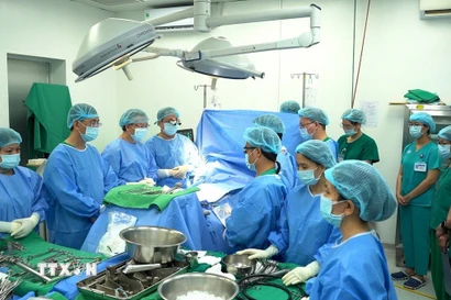 Các y bác sỹ mặc niệm tri ân người hiến tạng trước khi tiến hành lấy tạng. (Ảnh: TTXVN phát)
