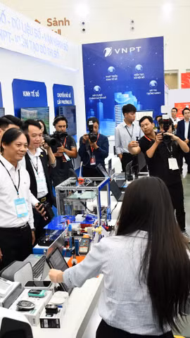 Các sản phẩm, giải pháp được giới thiệu tại triển lãm cũng phản ánh những lĩnh vực VNPT đang tập trung phát triển, từ ứng dụng AI trong các dịch vụ thiết yếu đến xây dựng hạ tầng và nền tảng dữ liệu phục vụ quản lý, sản xuất và kinh doanh. (Ảnh: PV/Vietnam+)