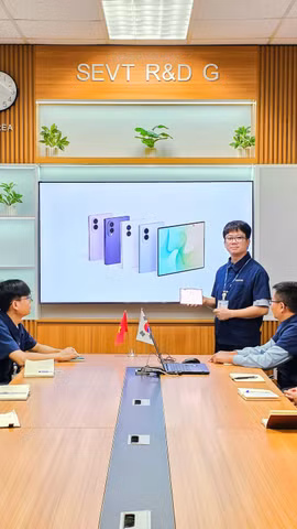 Các kỹ sư Phần cứng tại nhà máy Samsung Electronics Việt Nam Thái Nguyên (SEVT) trao đổi về sản phẩm. (Ảnh: PV/Vietnam+)